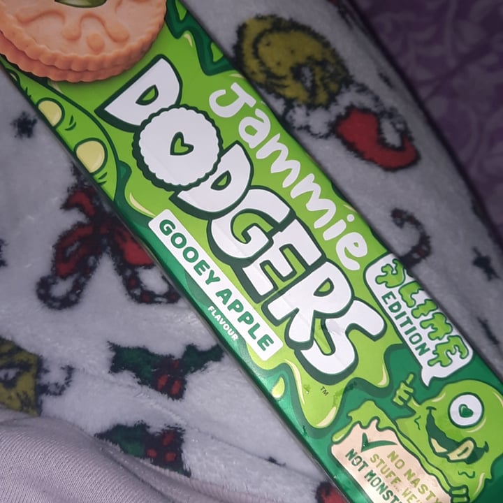 photo of Jammie Dodgers Gooey Apple flavour shared by @larisaprelicz on  25 Jan 2021 - review