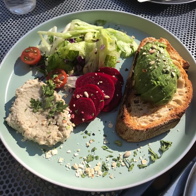Foto del piatto “Tostón con palta, untable de cajú y pickles de remolacha”