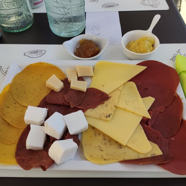 Foto do prato “Tagliere di affettate e formaggi vegan”