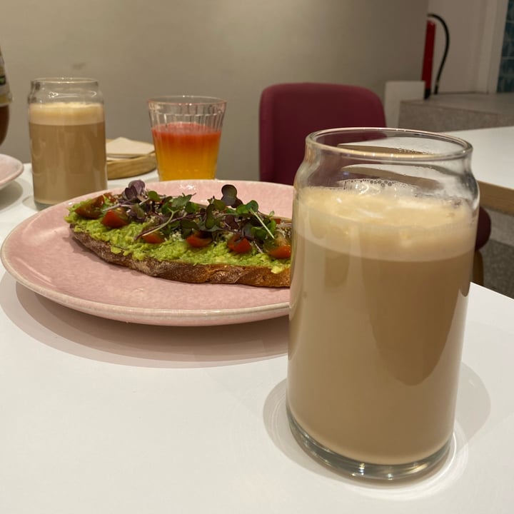 photo of Pumpernickel Artisan Bakery Café Con Leite De Avea shared by @rebevegana on  15 Jun 2022 - review