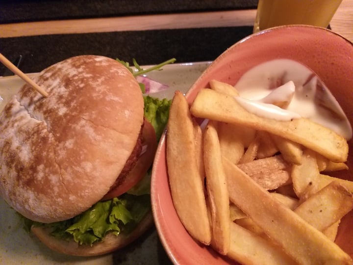 photo of HANS IM GLÜCK Burgergrill Kutscher Burger shared by @veganismisthekey on  10 Jun 2019 - review