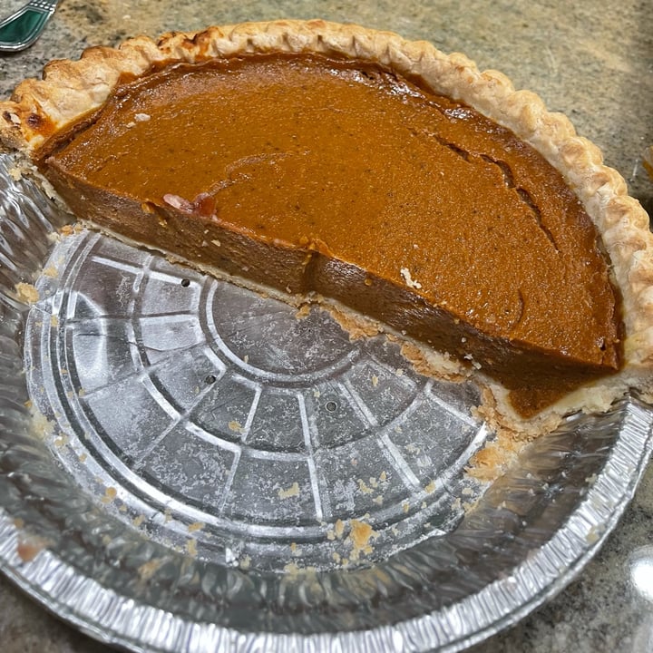 photo of Whole Foods bakery Pumpkin Pie shared by @manuelaw on  25 Dec 2021 - review