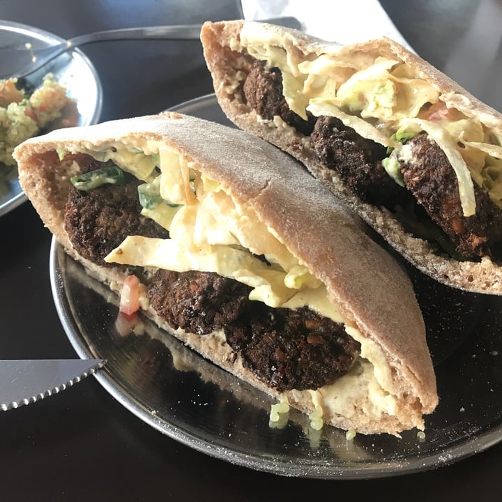 photo of Puerta Sandwich de falafel shared by @ceciliamarnero on  03 Aug 2022 - review