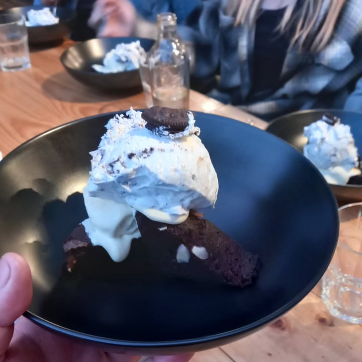 photo of Kambo Sushi Brownie helado vainilla oreo shared by @vegan2020pasapiola on  13 Nov 2020 - review