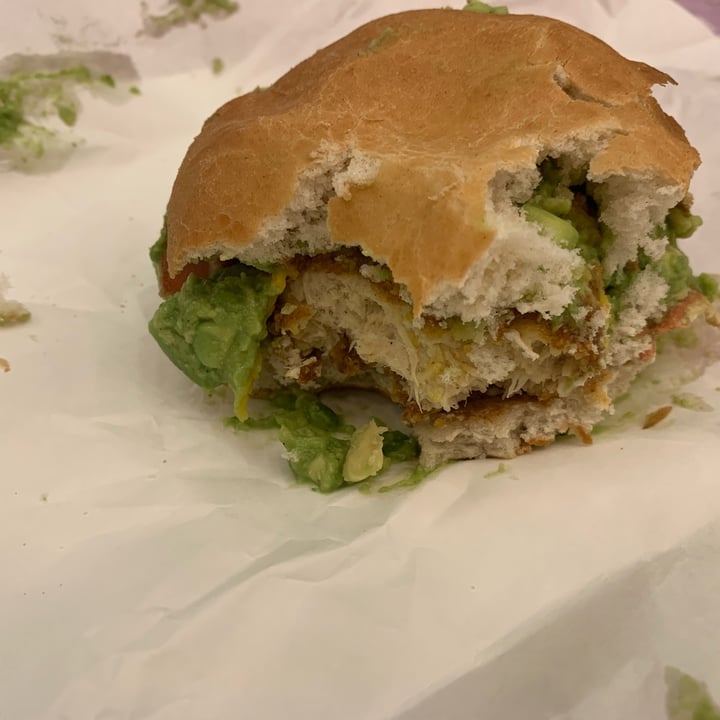 photo of Naked Burger - Vegan & Tasty Chicken Avocado Burger shared by @carolinapedrazzi on  23 Feb 2022 - review