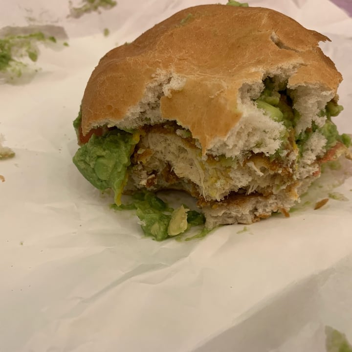 review photo of Naked Burger - Vegan & Tasty Chicken Avocado Burger shared by @carolinapedrazzi on 23 Feb 2022 - review
