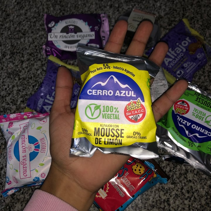 review photo of Cerro Azul Alfajor con Mousse de Limón shared by @candemor on 19 Aug 2022 - review