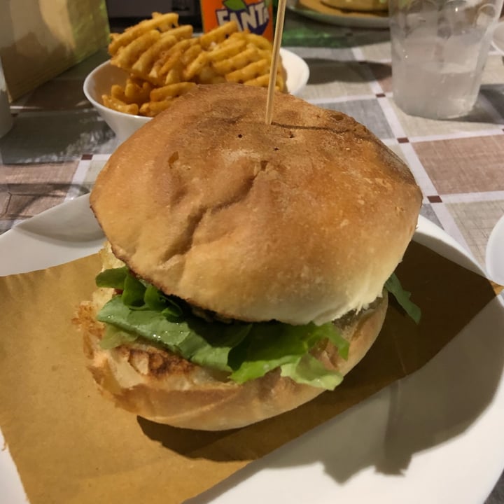 photo of Hill's Burger & CHIPS by Antonio Lisa Burger shared by @marimandeln on  20 Aug 2022 - review