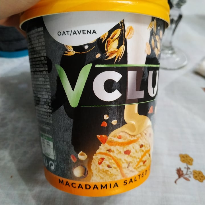 photo of VClub Gelado de caramelo salgado e macadâmia shared by @martarosario17 on  23 Jul 2022 - review