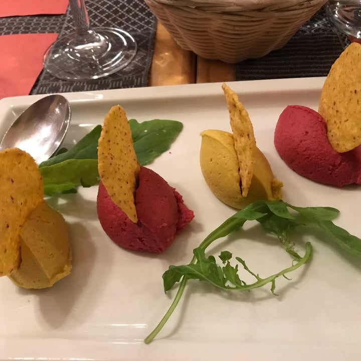 photo of Clorofilla Hummus di ceci alla curcuma e rapa rossa shared by @laurafalc92 on  02 Oct 2022 - review