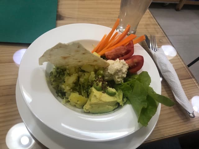 Photo of the dish “Ensalada De Brócoli Con Aguacate Y Humus De Garbanzo”