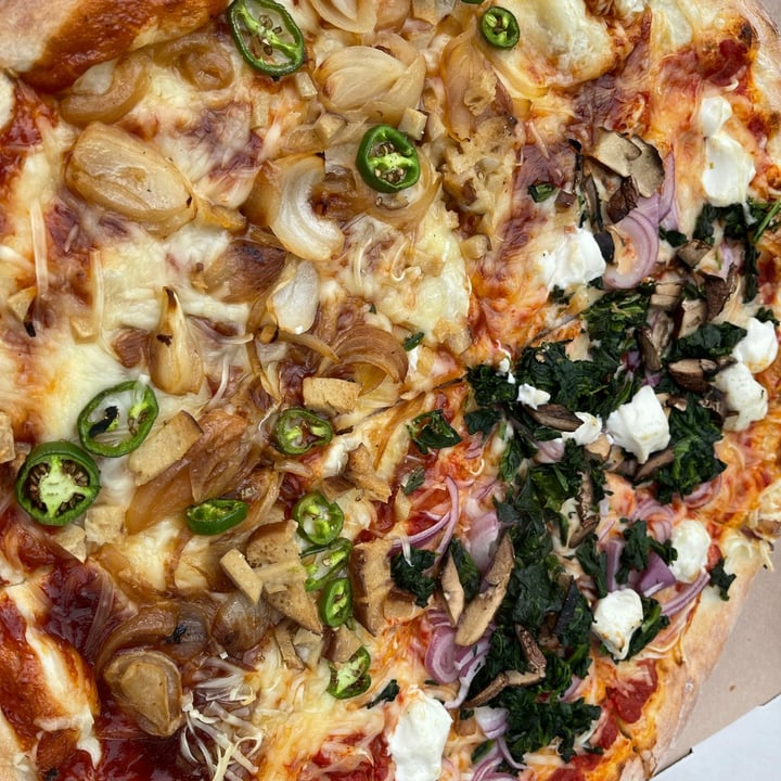 review photo of Crust & Crumble Pizzeria Vegan Mariachi/Vegan Da Vinci shared by @vjoshi on 23 Oct 2021 - review