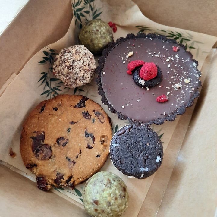 review photo of Green & Berry Chocolate Tart shared by @awafuro on 15 May 2020 - review