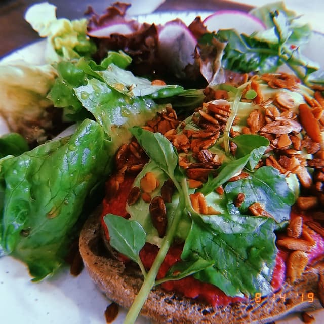 「Avocado Hummus Toast」の料理の写真