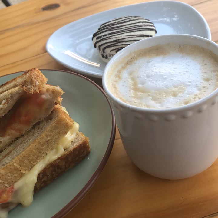 photo of Vrote Tostado capresse Y Alfajor de maicena shared by @laura72 on  20 Mar 2022 - review