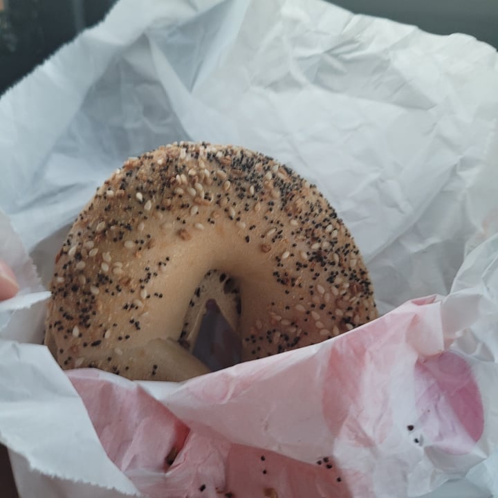 photo of Dunkin' everything bagel shared by @lissraber on  23 Nov 2022 - review