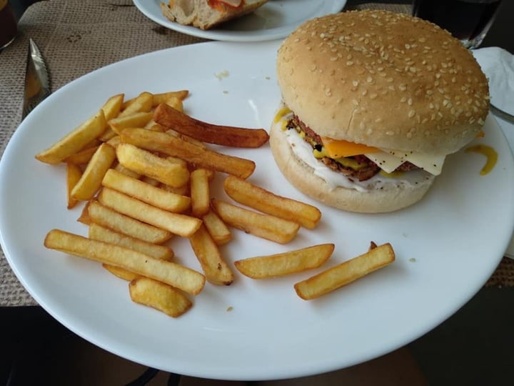 photo of La Factoría Vegana Café-Bar Hamburguesa con patatas fritas shared by @skelanimals on  24 Jul 2019 - review