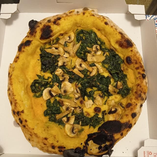 菜肴“Pizza with pumpkin creme, mushroom and friariells”的照片