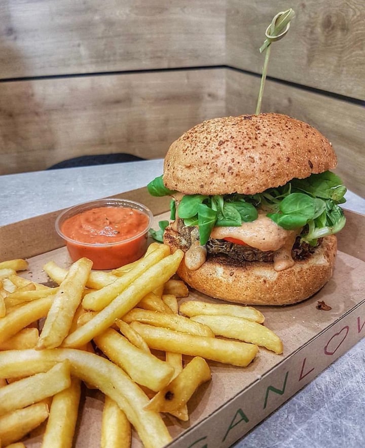 photo of Veganlove street food Vegan Burger shared by @marybventura on  29 Mar 2019 - review