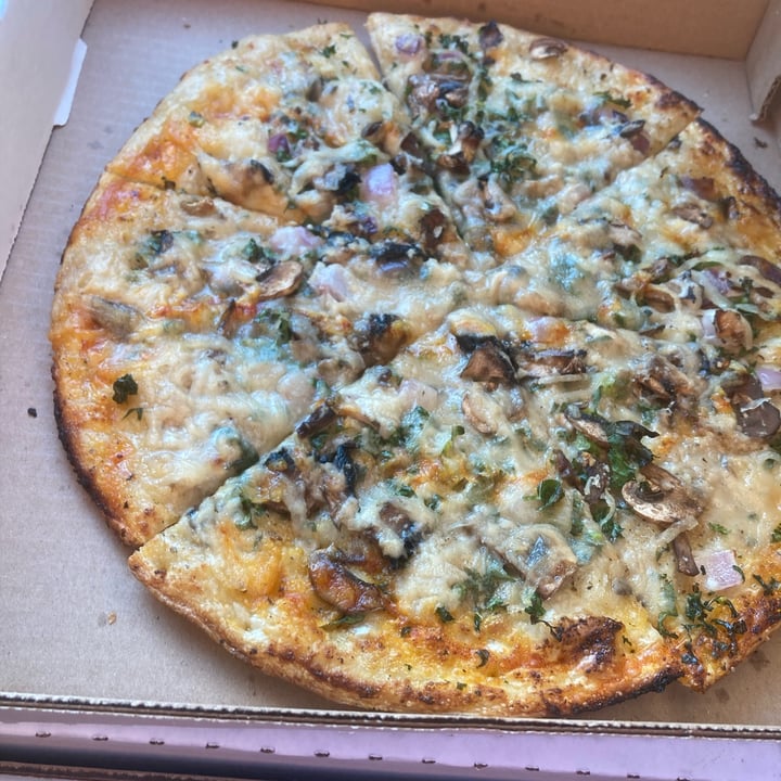 photo of Green Cuisine Wild Mushroom Pizza shared by @miranda24680 on  18 Oct 2022 - review