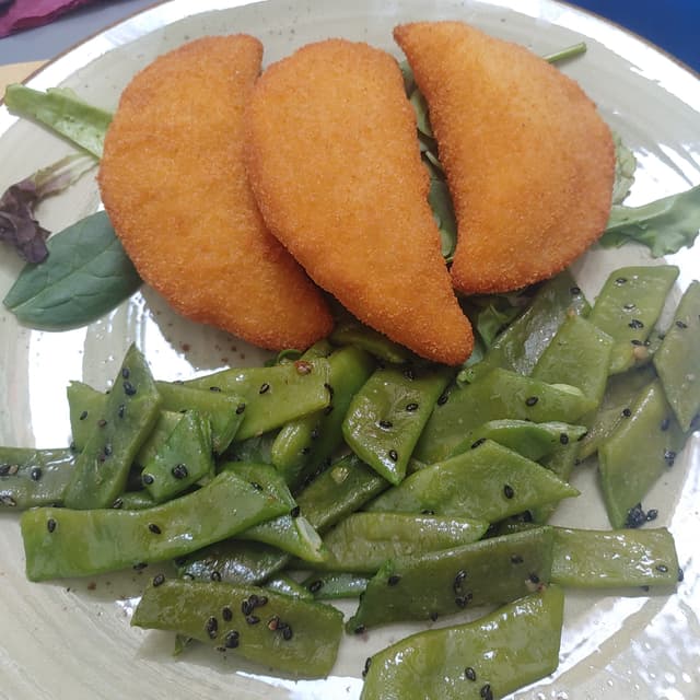 Foto del plato “Panzerotti alla pizzaiola con taccole al sesamo”