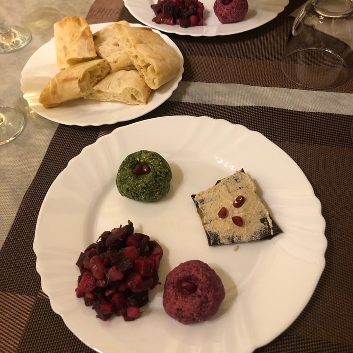 review photo of DedasPuri Ristorante Georgiano & Wine Shop Antipasti - Degustazione Vegana shared by @giuliaagozzi on 05 May 2022 - review