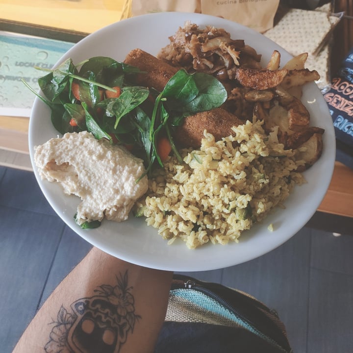 photo of 100% BIO seitan e patate al forno, humus e xurry di piselli e zucchine shared by @sunset10 on  06 Jun 2022 - review