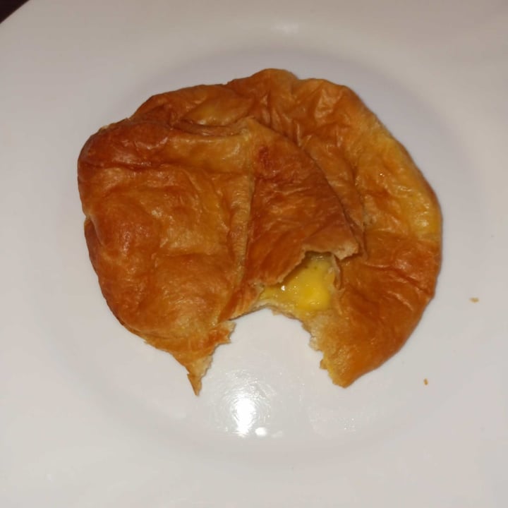 review photo of CroisSants Croissant de queso shared by @joansc91 on 01 Oct 2021 - review