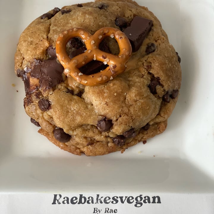 review photo of Raebakesvegan PB & pretzel cookie shared by @ceganmhoo on 20 Nov 2021 - review