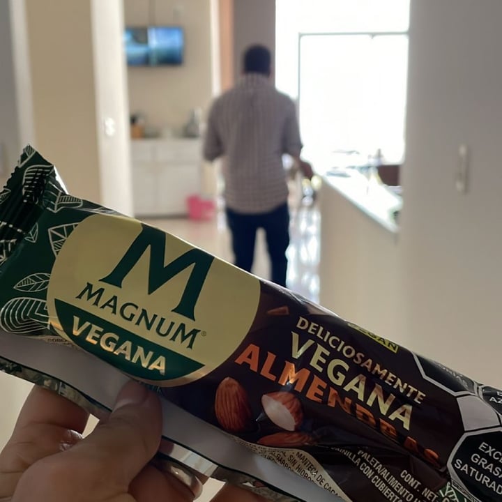 photo of Magnum Magnum Almendras Vegana shared by @stefpl on  18 Jul 2022 - review