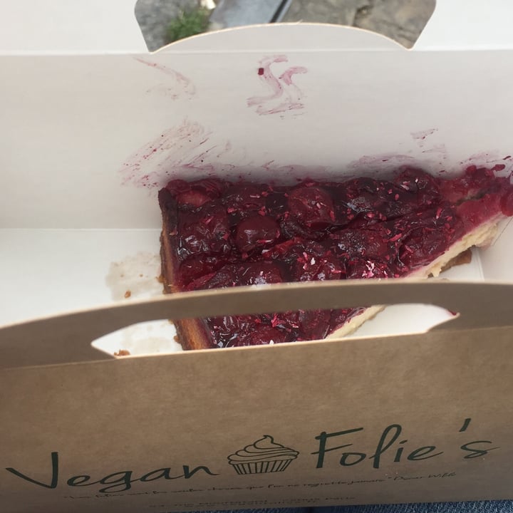 photo of Vegan Folie's Cheesecake aux cerises shared by @celemarte on  02 Oct 2020 - review