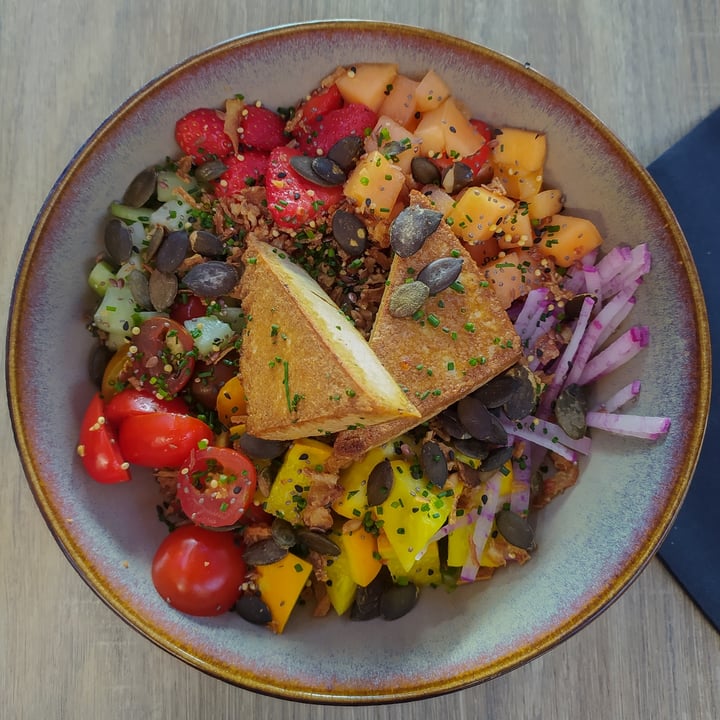 review photo of LA FABRIK - Restaurant à Évian-les-Bains vegan poké bowl shared by @aitanajh on 24 Aug 2022 - review
