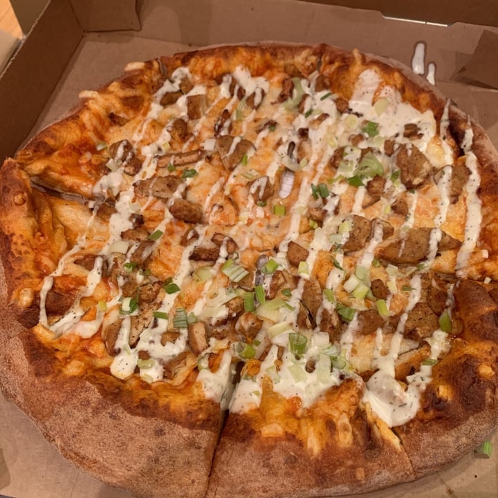 photo of Toppers Pizza Vegan Buffalo Chicken-less Topper shared by @kelseyhambor on  05 May 2021 - review