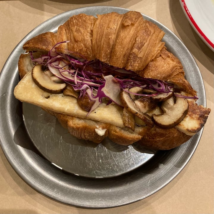photo of Gordo Vegano Croissant salada rellena shared by @outofstep on  08 Feb 2022 - review