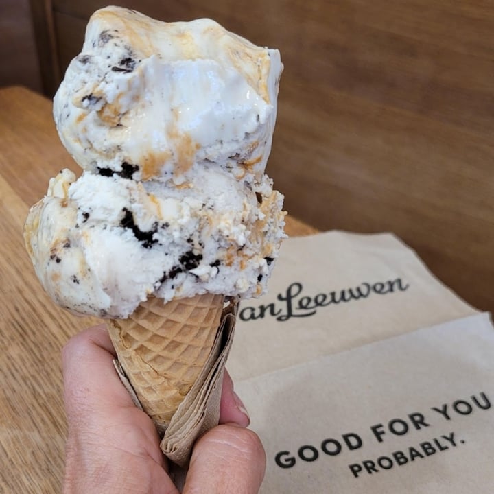 photo of Van Leeuwen Ice Cream Cookies & Cream Caramel Swirl shared by @capturedbybecki on  21 May 2022 - review