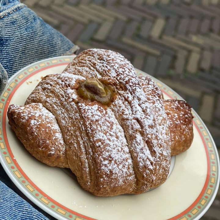 photo of Life's a Peach Pistachio croissant shared by @flaviacatalina on  05 Aug 2022 - review