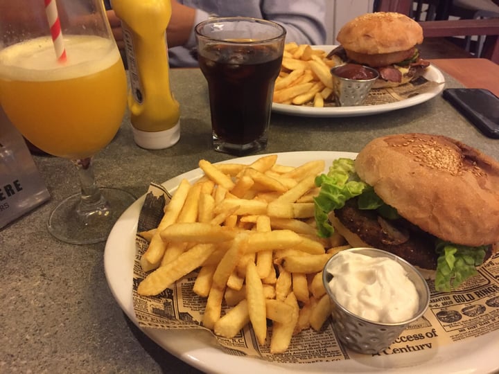 review photo of La Premiere Fritas & Burgers La Poroto Bello shared by @jesenia on 06 Feb 2020 - review