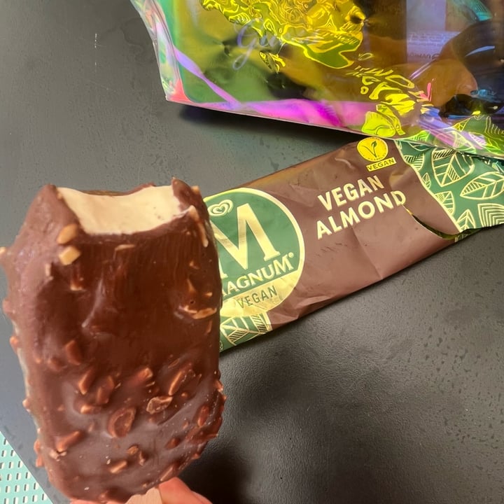 photo of Algida Magnum Vegan Almond shared by @lavaleveg on  01 Jun 2022 - review