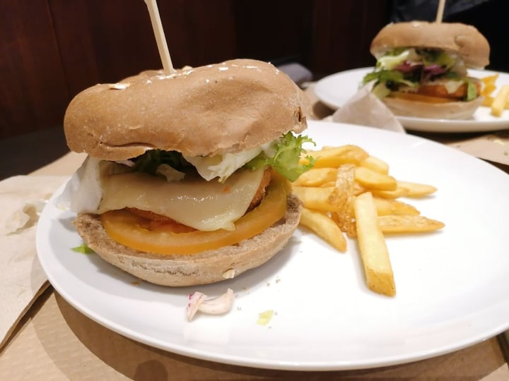photo of Vegania Veggie Bar Carabanchel Hamburguesa shared by @sermaesrebes on  13 Feb 2020 - review