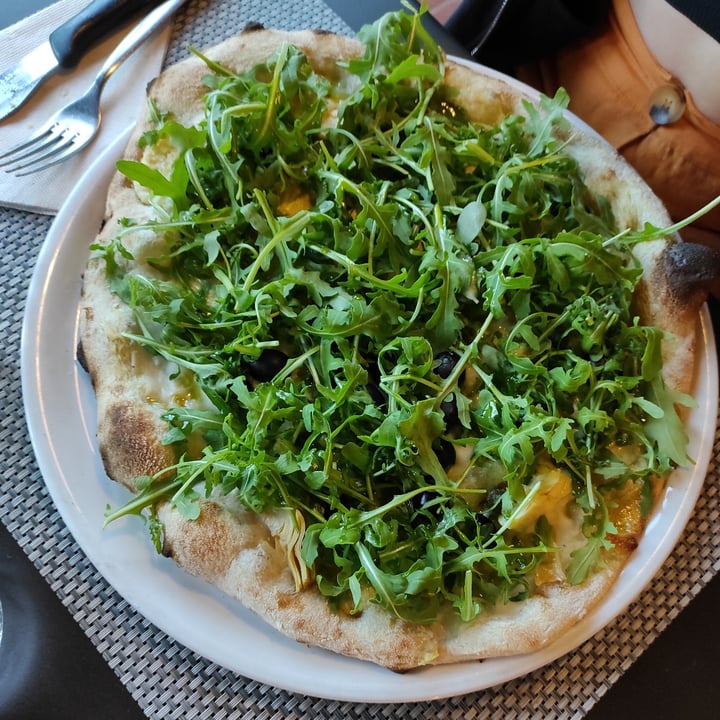 photo of Paradiso pizzeria Gelateria Berlino pizza shared by @tuscanvegan on  27 May 2022 - review