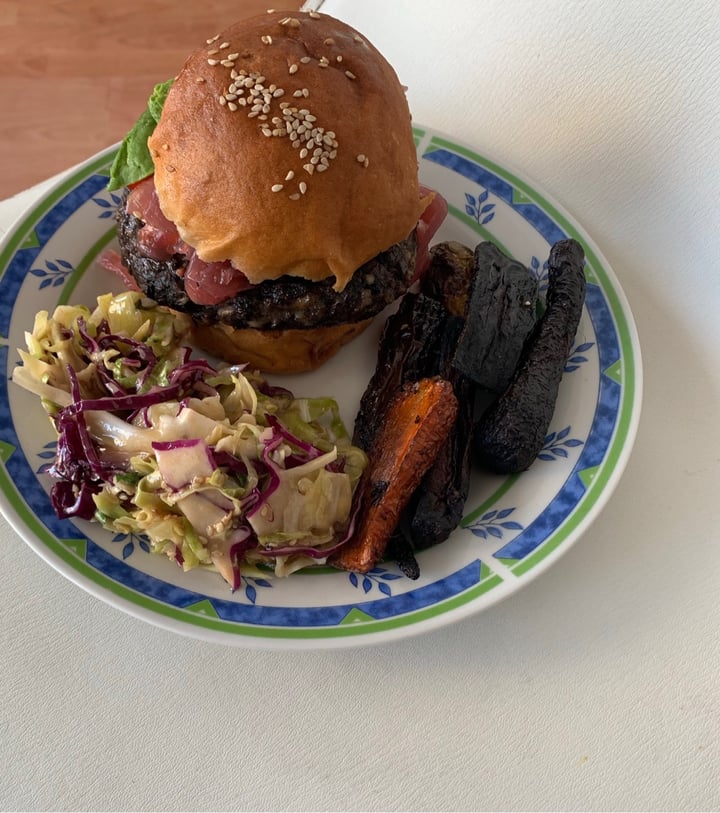 photo of Hierbabuena Hamburguesa de hongos con palta y zanahorias baby shared by @diariovegane on  27 Jun 2020 - review