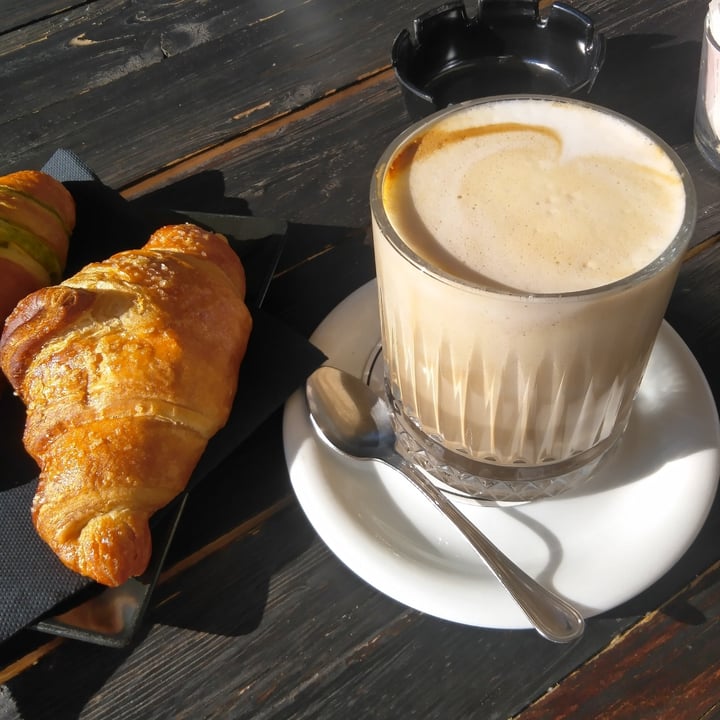 photo of Duchi Cafè Via Leoni caffelatte and jam croissant shared by @zianena on  13 Jun 2022 - review