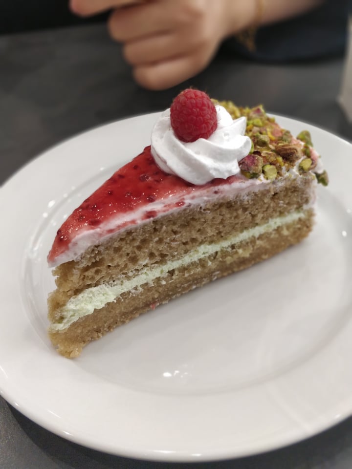 review photo of Cloud Cakes Raspberry Pistachio Cake shared by @gyanhan on 21 May 2018 - review