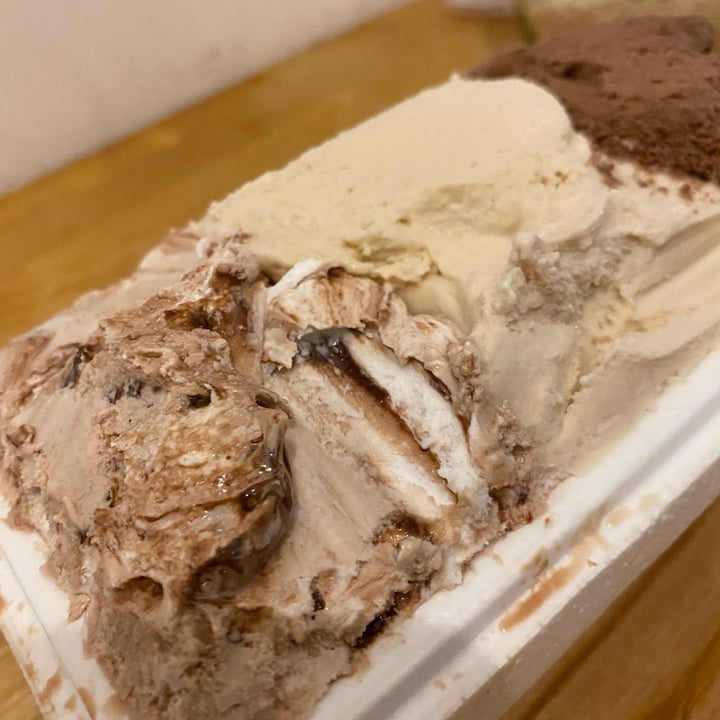 photo of Gelateria Su Per Giù Gelato Vegano shared by @giuliaghil on  19 May 2022 - review