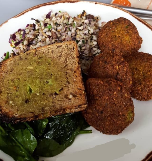 Photo of the dish “Falafel, espinacas,arroz y pan tostado”