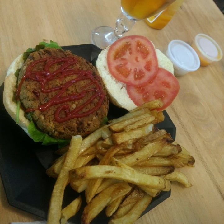review photo of Orange Bar Hamburguesa veggie shared by @malditovegano on 27 May 2020 - review