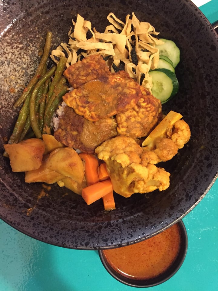 photo of Well Dressed Salad Bar Tempehrature Curry Bowl shared by @veggiemao on  31 Aug 2018 - review