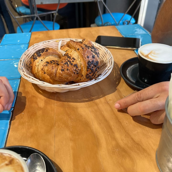 review photo of D'Angelo Cornetti al cioccolato shared by @lanonnavegana on 20 Oct 2022 - review