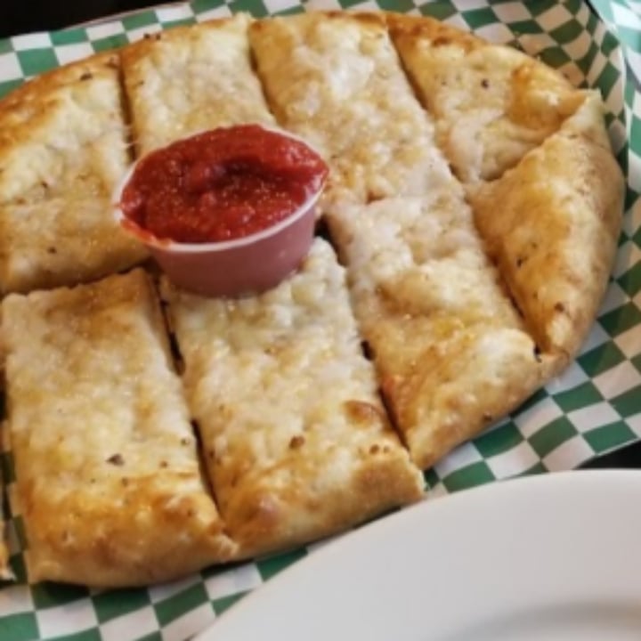 review photo of Rudy's Gourmet Pizza Vegan Garlic Cheesy Bread shared by @cmeyers7743 on 28 May 2021 - review