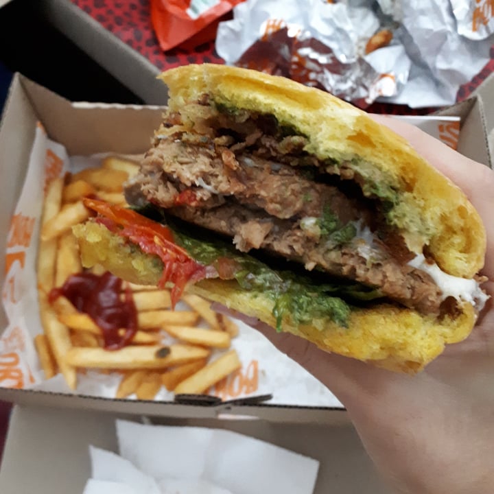 photo of Borzi Burgers Ramona con papas fritas shared by @aracelitamargo on  02 Apr 2022 - review
